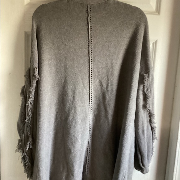 Belle by Bellini 3x grey long sweater/duster. awesome fringe sleeves - Picture 5 of 9